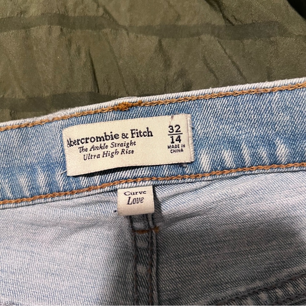 Abercrombie & Fitch Light Wash Straight Leg Jeans - Picture 4 of 5